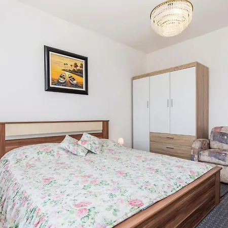 3 Bedroom Stunning In Appartement *