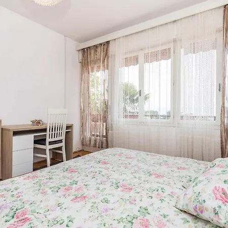 3 Bedroom Stunning In Appartement *